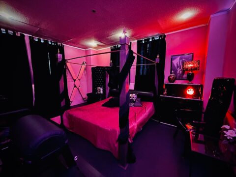 Ein Zimmer mit einem Bett und einem Nachttisch.