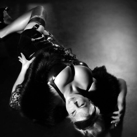 Ein Schwarz-Weiß-Foto einer Frau, die auf dem Boden liegt.